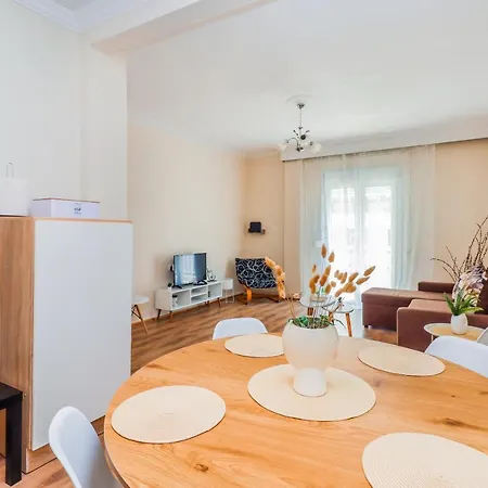 Grand Next To Center 3bd 110sqm Apartmán